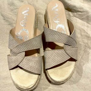 Very G sandals women’s size 9 cream color